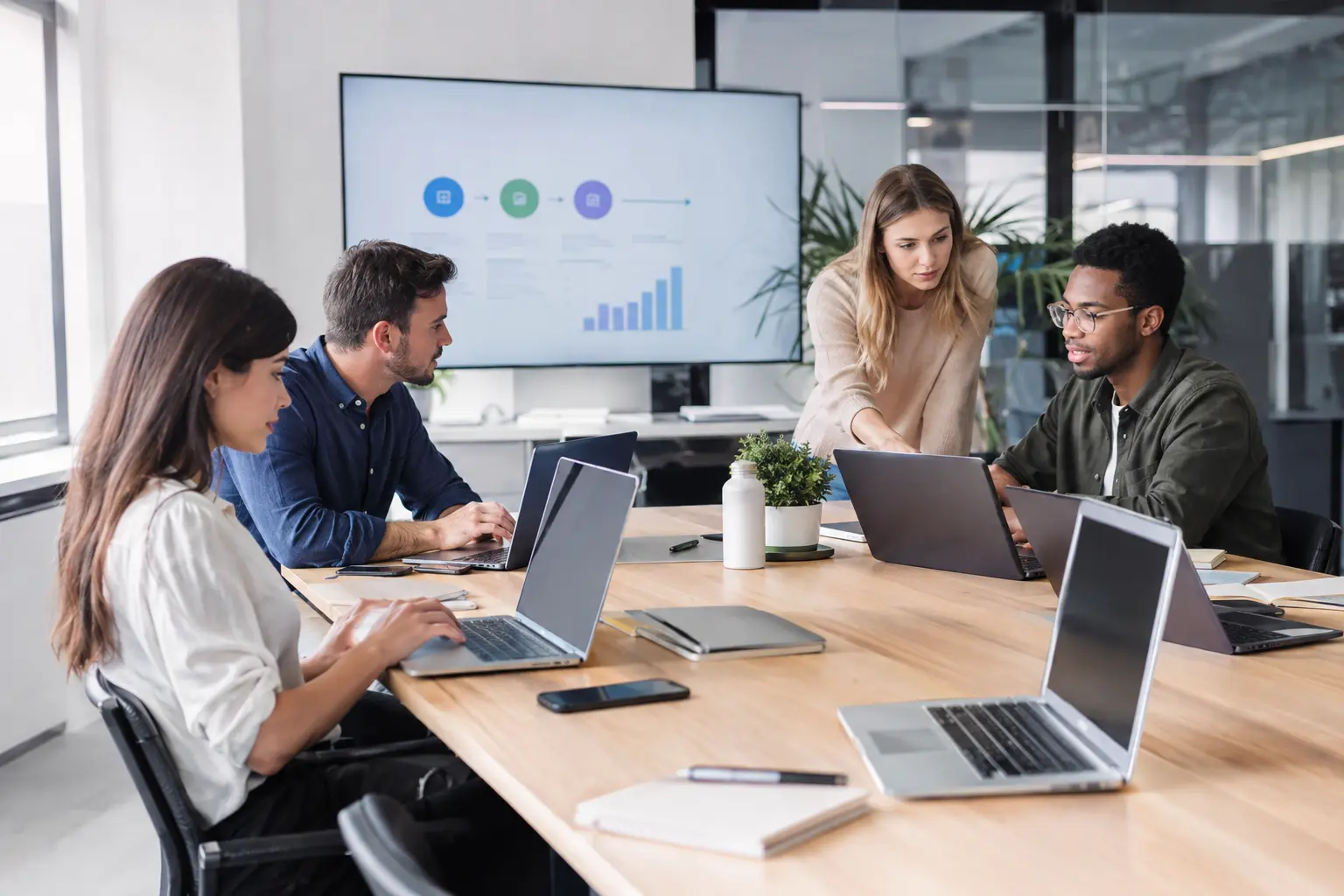 Equipo de marketing diseñando un plan de marketing digital personalizado por fases