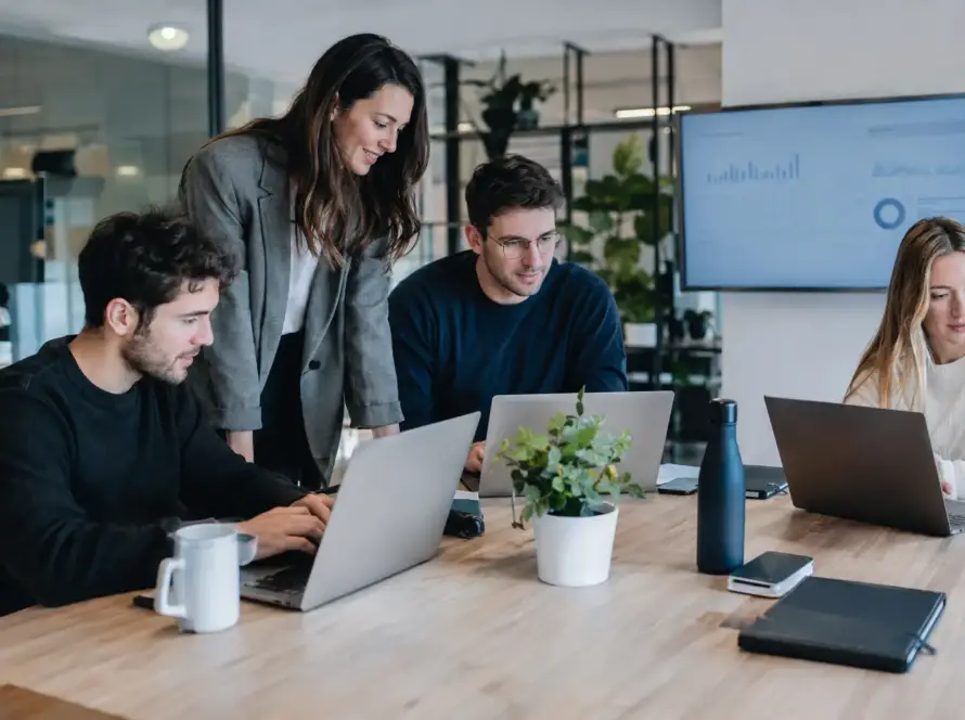 Equipo de agencia de marketing online diseñando una estrategia personalizada para una empresa