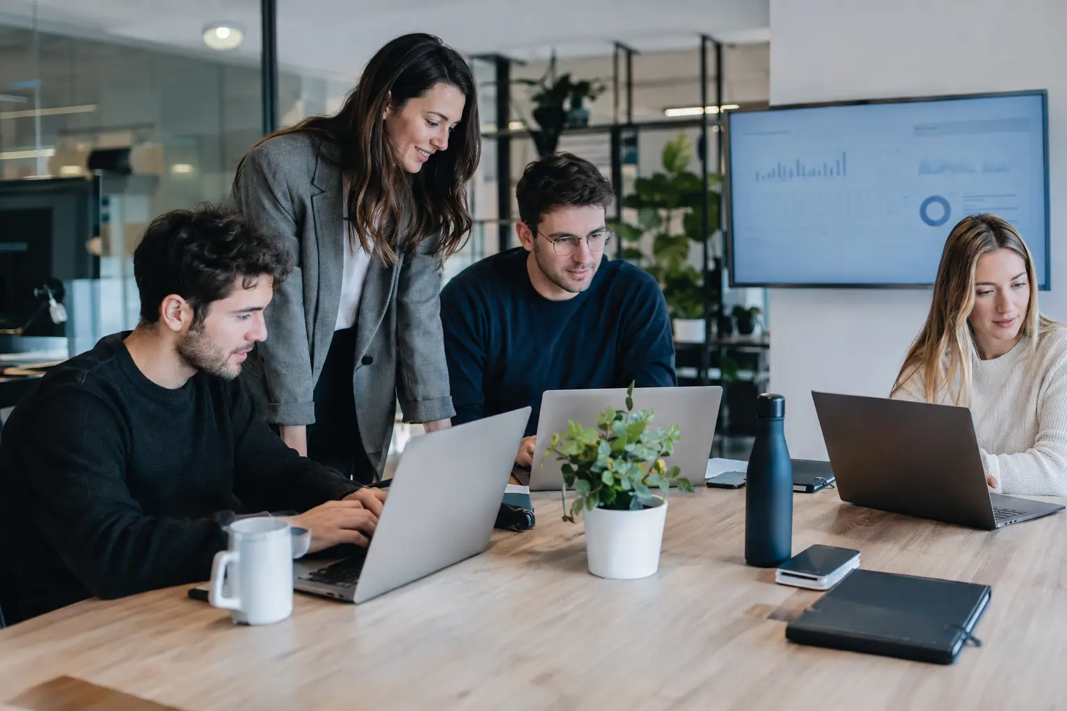 Equipo de agencia de marketing online diseñando una estrategia personalizada para una empresa